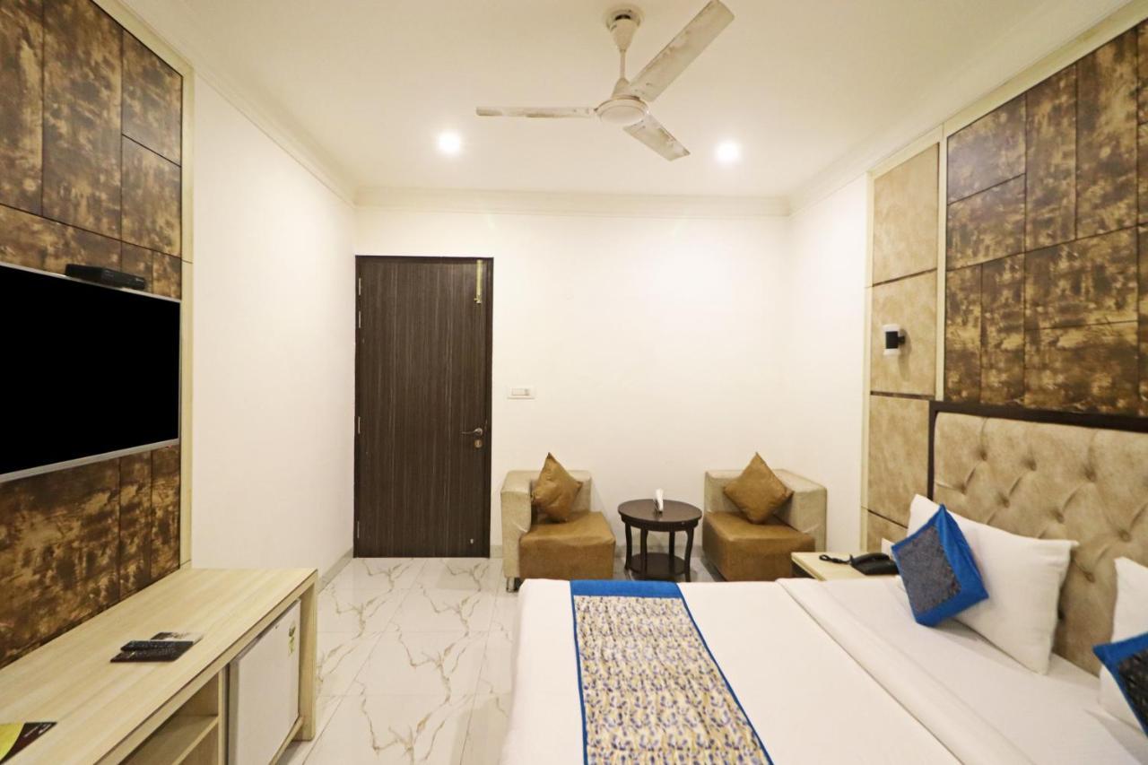 Hotel Almora Near Delhi Airport Új-Delhi Kültér fotó