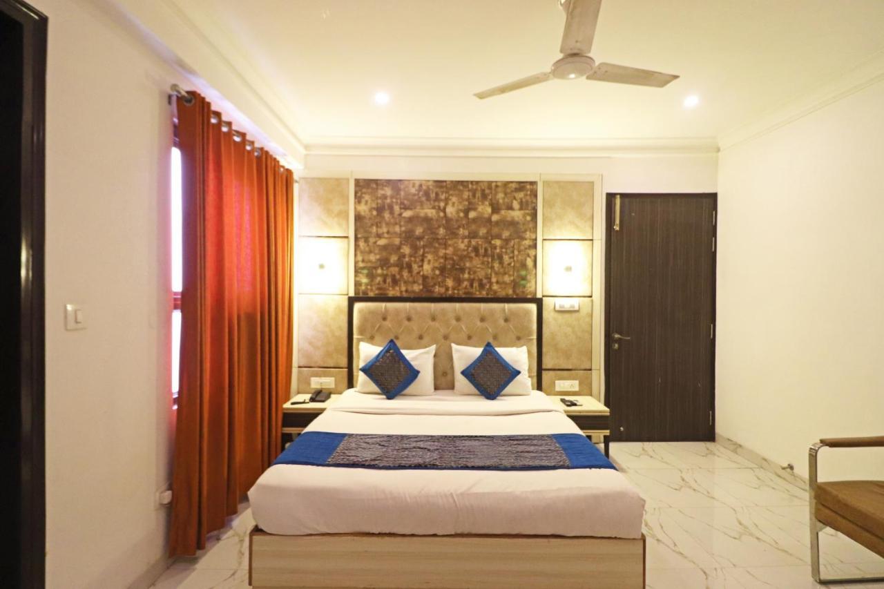 Hotel Almora Near Delhi Airport Új-Delhi Kültér fotó