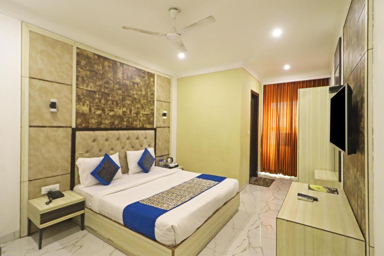 Hotel Almora Near Delhi Airport Új-Delhi Kültér fotó