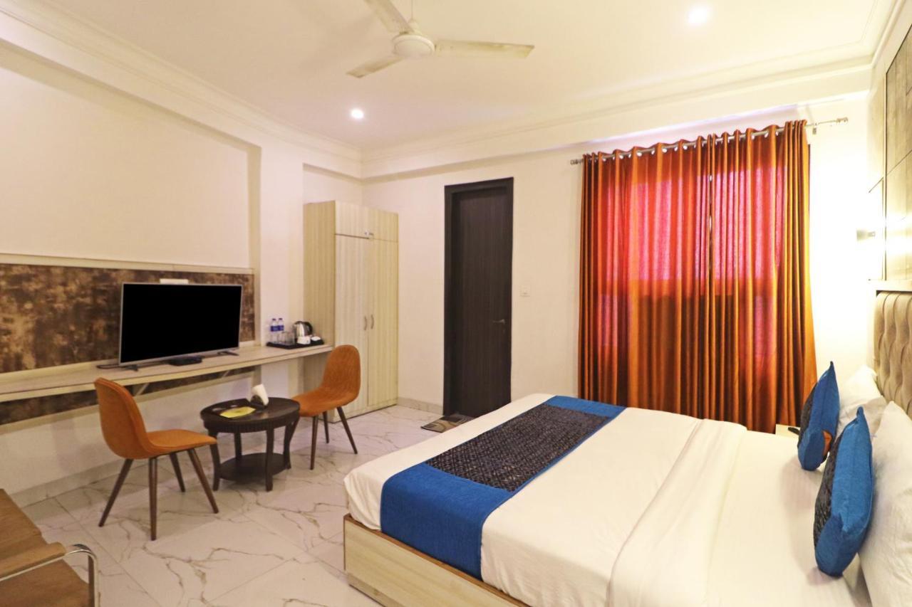 Hotel Almora Near Delhi Airport Új-Delhi Kültér fotó