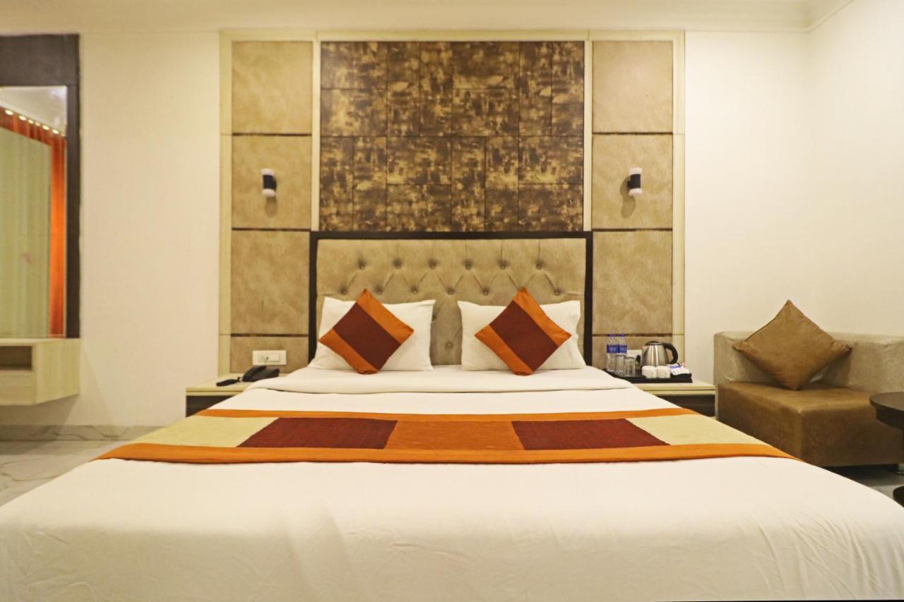 Hotel Almora Near Delhi Airport Új-Delhi Kültér fotó