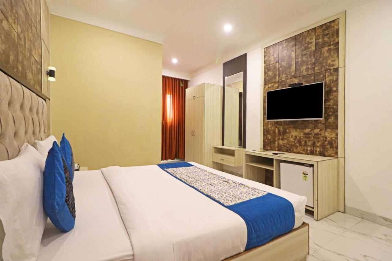 Hotel Almora Near Delhi Airport Új-Delhi Kültér fotó