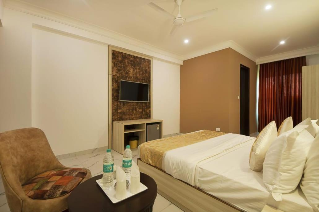 Hotel Almora Near Delhi Airport Új-Delhi Kültér fotó