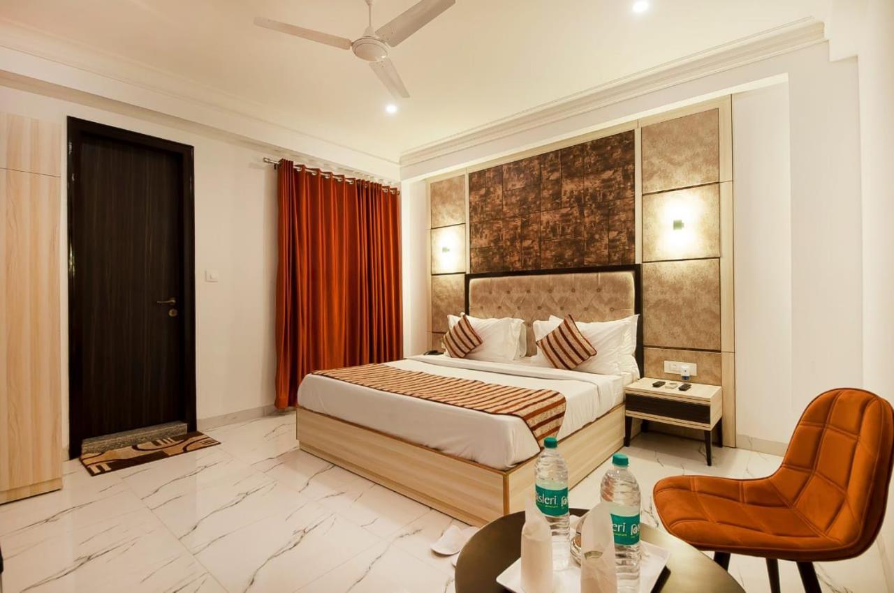 Hotel Almora Near Delhi Airport Új-Delhi Kültér fotó