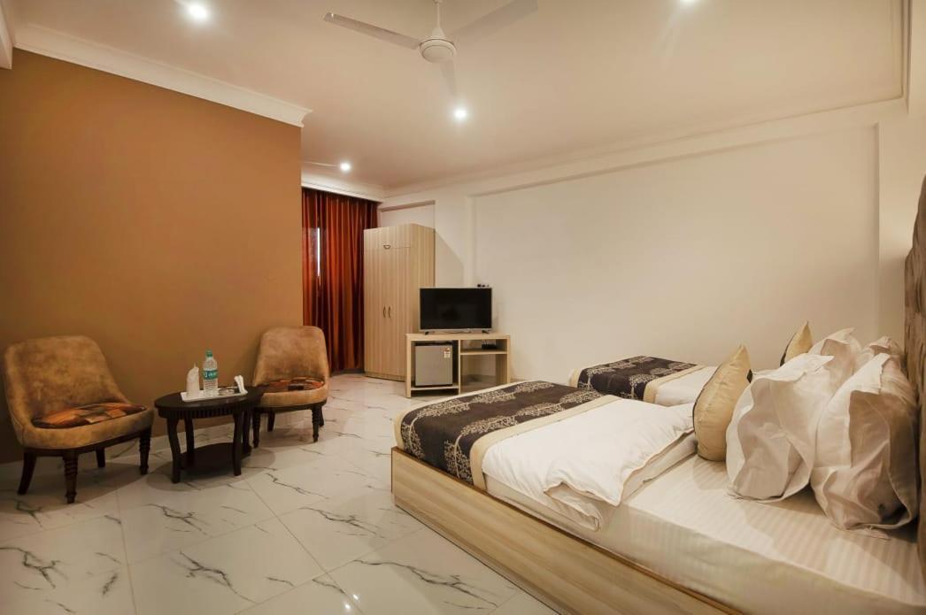 Hotel Almora Near Delhi Airport Új-Delhi Kültér fotó
