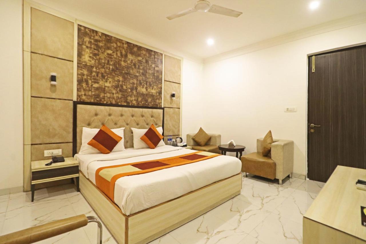 Hotel Almora Near Delhi Airport Új-Delhi Kültér fotó