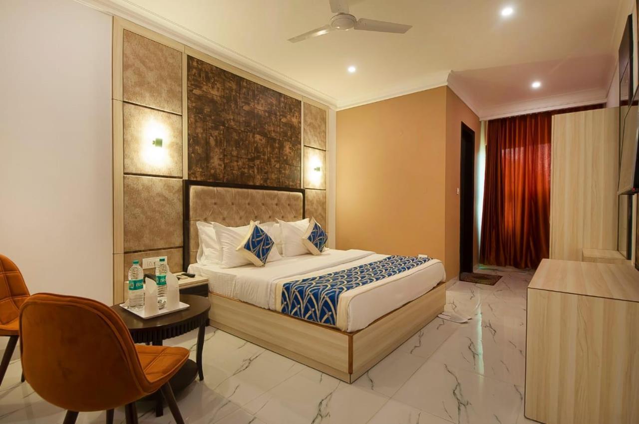 Hotel Almora Near Delhi Airport Új-Delhi Kültér fotó