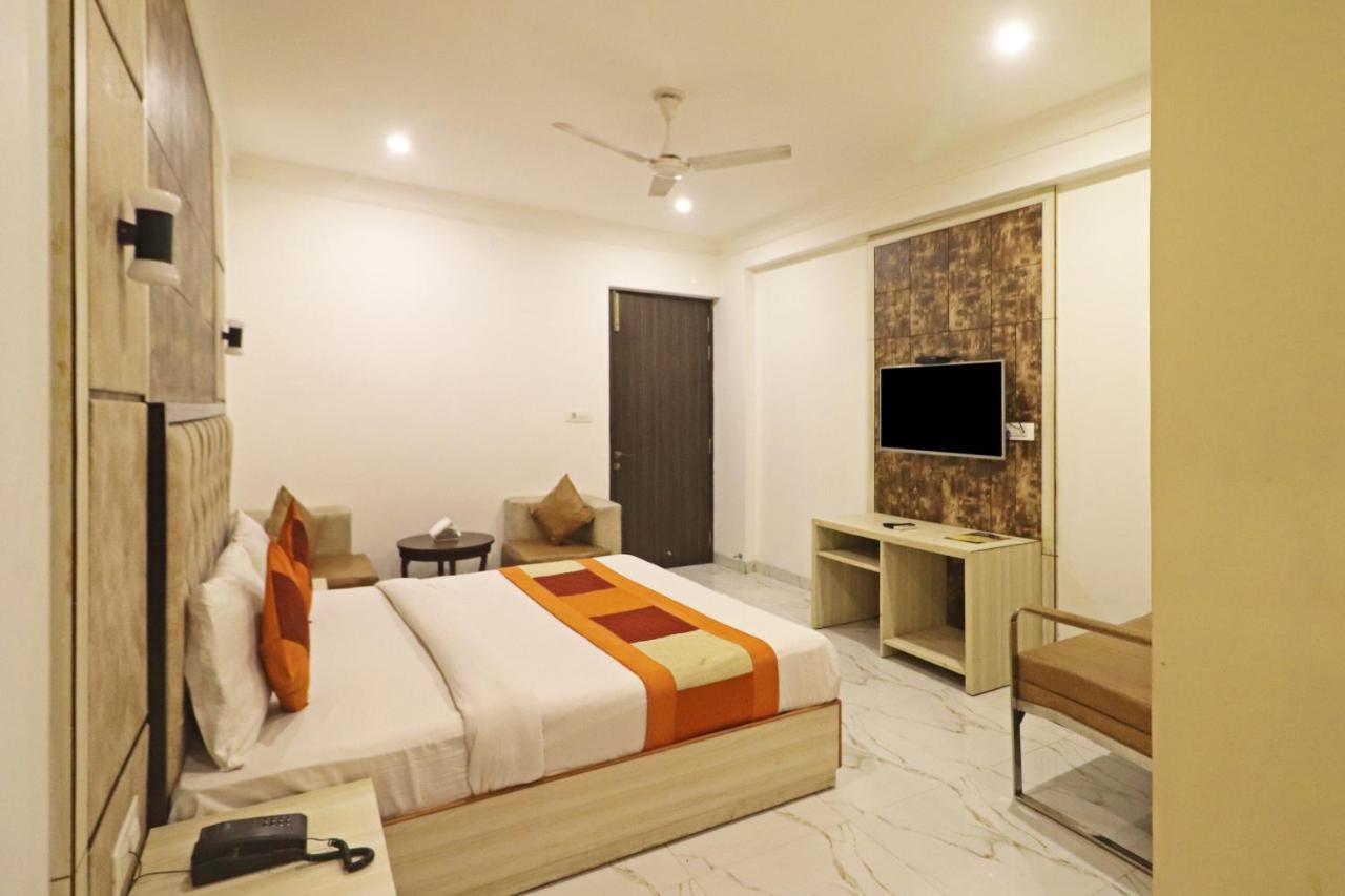 Hotel Almora Near Delhi Airport Új-Delhi Kültér fotó