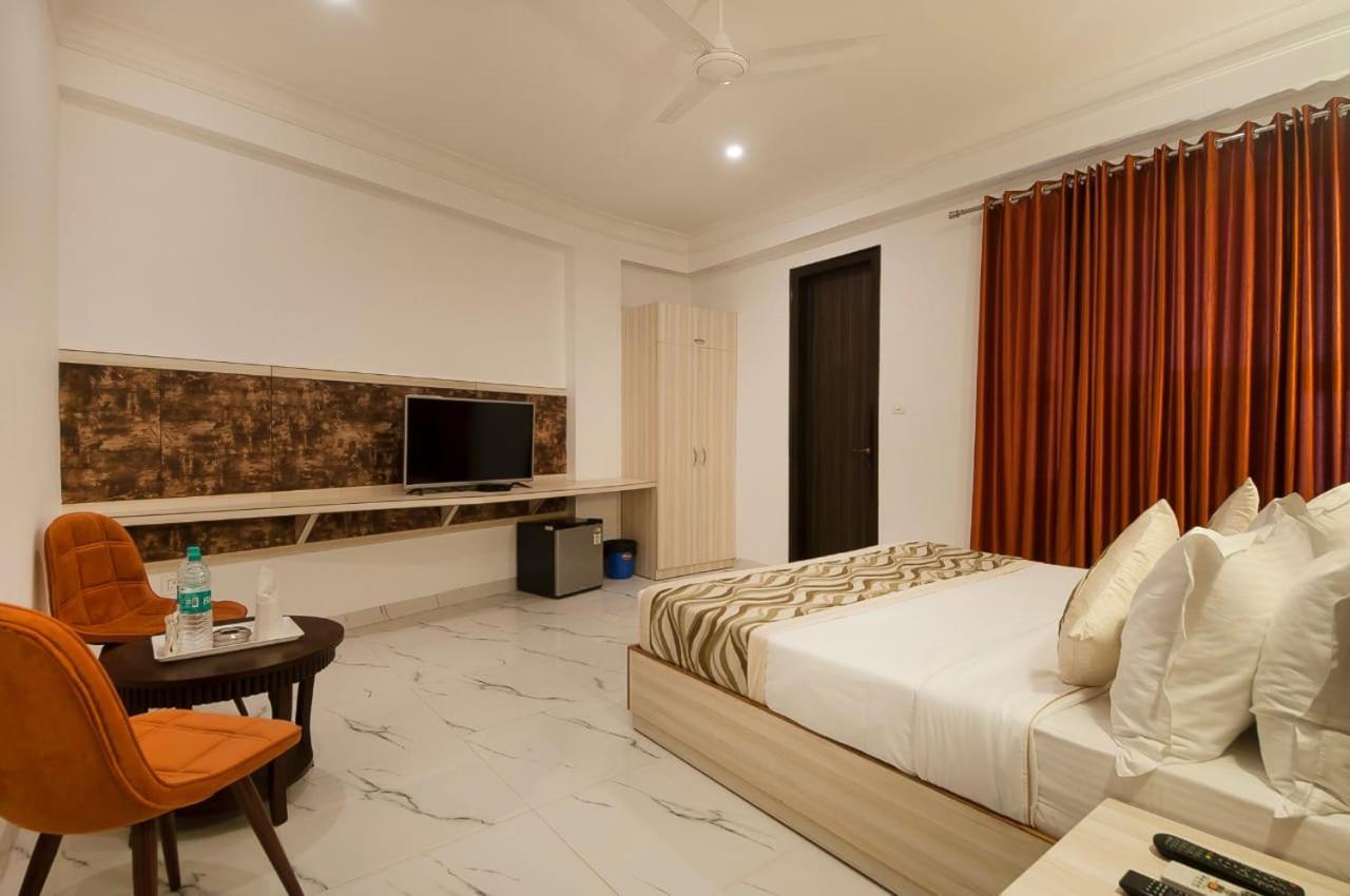 Hotel Almora Near Delhi Airport Új-Delhi Kültér fotó