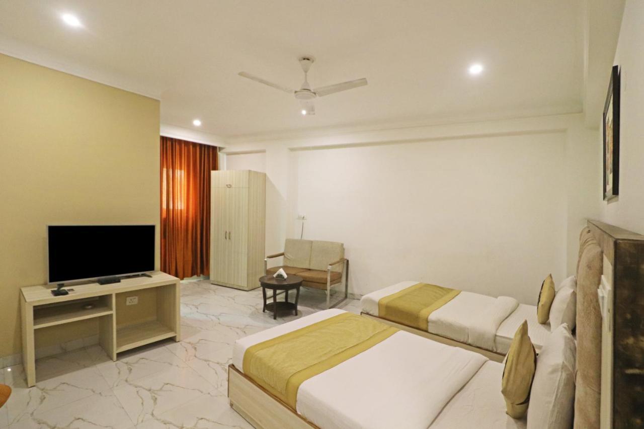 Hotel Almora Near Delhi Airport Új-Delhi Kültér fotó