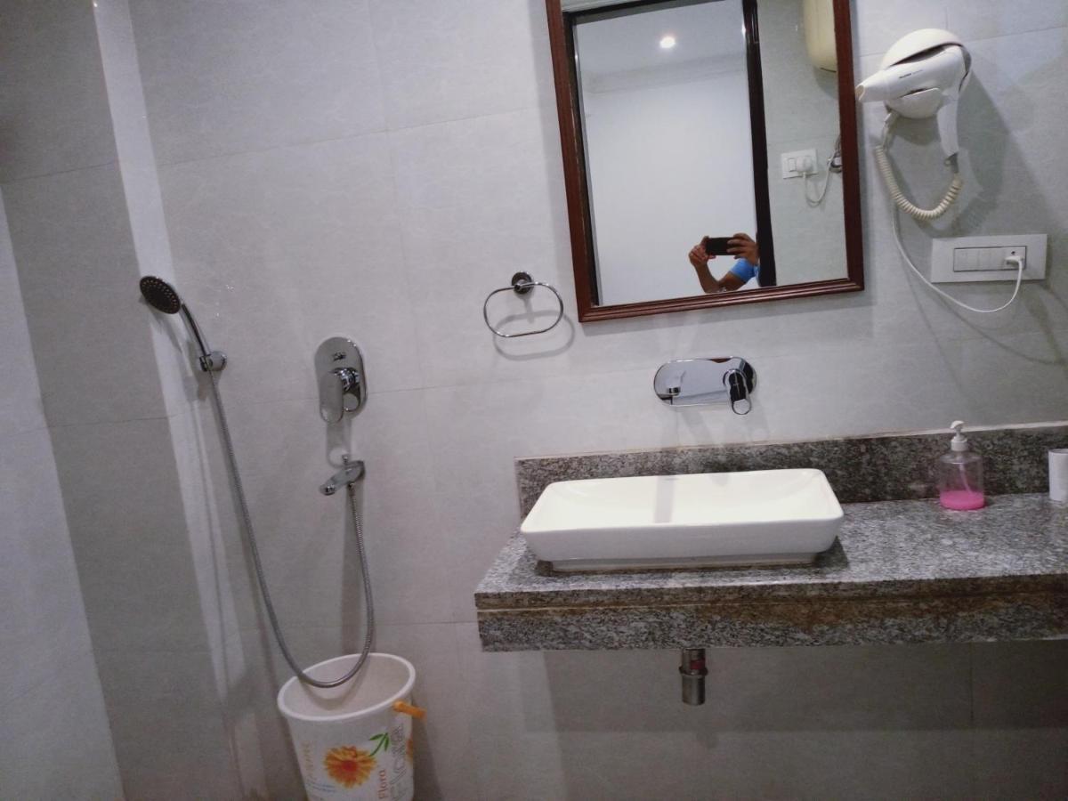 Hotel Almora Near Delhi Airport Új-Delhi Kültér fotó