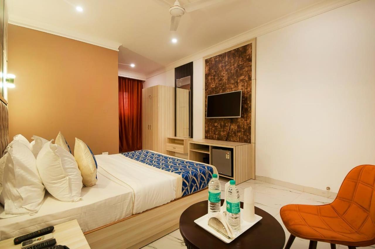 Hotel Almora Near Delhi Airport Új-Delhi Kültér fotó