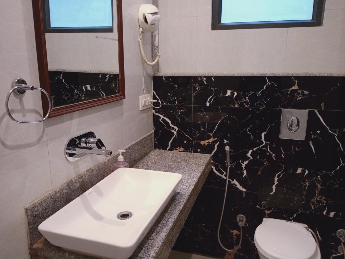 Hotel Almora Near Delhi Airport Új-Delhi Kültér fotó